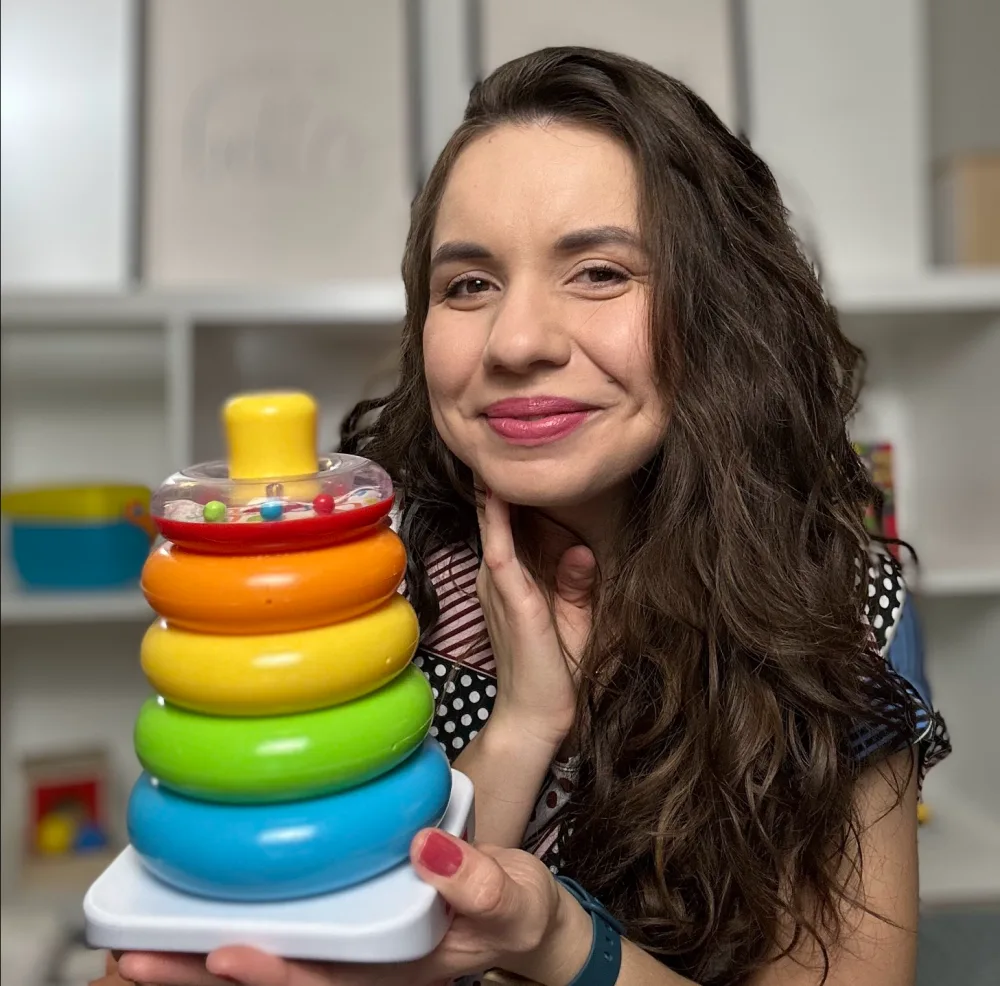 Dra. Jéssica Barbosa com brinquedo educativo